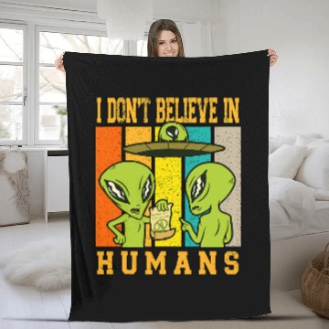Discover Aliens UFO I Dont Believe in Humans Alien Flying UFO Object Fun Comic Fleece Blankets