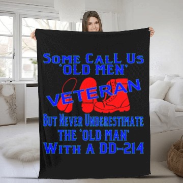 Discover Never Underestimate The Old Man With A DD-214 © Fleece Blankets