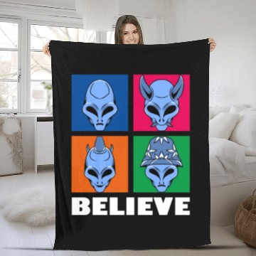 Discover Funny Believe alien square Vintage 70s Alien Lover Fleece Blankets