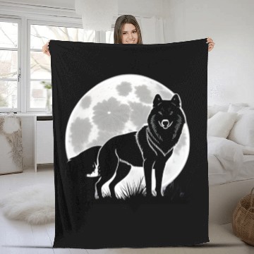 Discover Wolf howling at the moon graphic Fleece Blankets