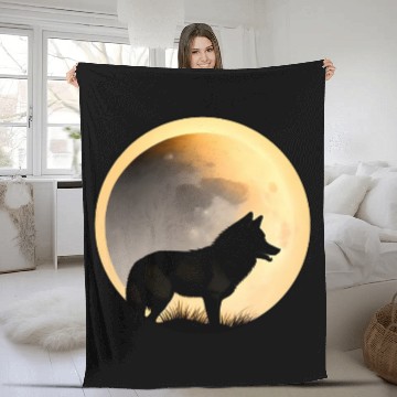 Discover Wolf howling at the moon graphic Fleece Blankets
