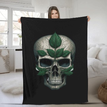 Discover skull with a four-leaf clover in the center T-shir Fleece Blankets