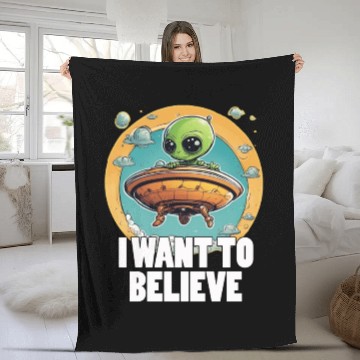 Discover I WANT TO BELIEVE cute alien in spaceship Fleece Blankets