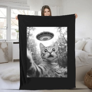 Discover Funny Cat UFO Alien Abduction Cat Selfie Meme Fleece Blankets