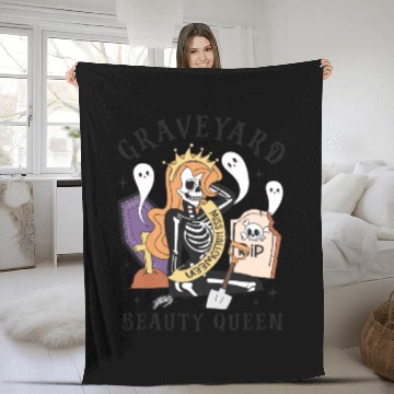 Discover Graveyard Beauty Queen: Spooky & Funny Halloween Fleece Blankets