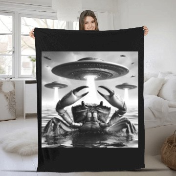 Discover Crab Marine Funny Graphic Selfie with UFOs Weird A Fleece Blankets