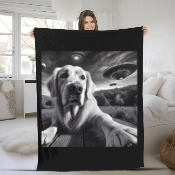 Discover Golden Retriever Funny Graphic Selfie with UFOs We Fleece Blankets