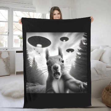 Discover Squirrel Sci-Fi Funny Graphic Selfie with UFOs Wei Fleece Blankets