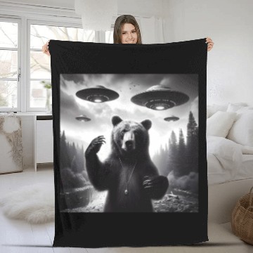 Discover Grizzly Bear Outdoors Graphic Selfie with UFOs Wei Fleece Blankets