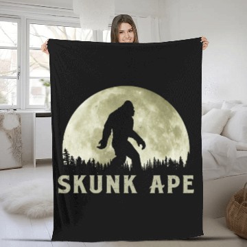 Discover Skunk Ape Bigfoot Moon Silhouette Retro Believe Fleece Blankets
