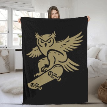Discover Snow Owl Skateboard Silhouette Minimalist Style Fleece Blankets