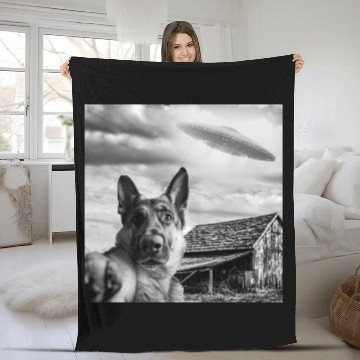 Discover Dog Selfie With Alien Ufo Fleece Blankets