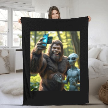 Discover BIGFOOT TAKING A SELFIE WITH AN ALIEN 1 Fleece Blankets