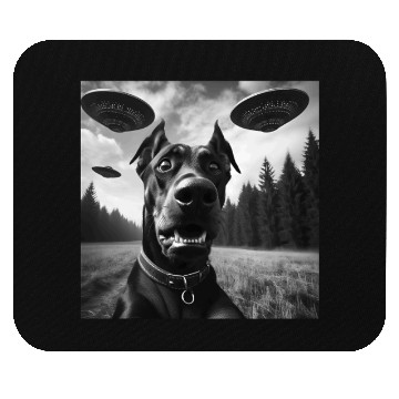 Discover Doberman Pinscher Funny Graphic Selfie with UFO We Mouse Pads