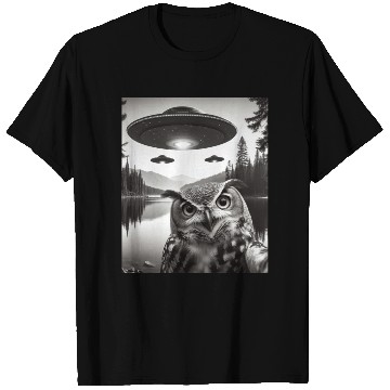Discover Funny Graphic Owl With UFOs Weird T Shirts