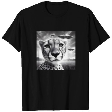 Discover Cheetah Funny Graphic Selfie with UFOs Weird Alien T Shirts