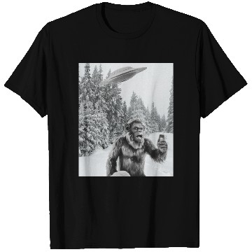 Discover Bigfoot Selfie With Alien UFO Funny Sasquatch T Shirts