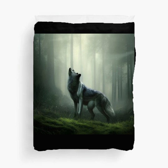 Howling wolf at midnight Duvet Covers