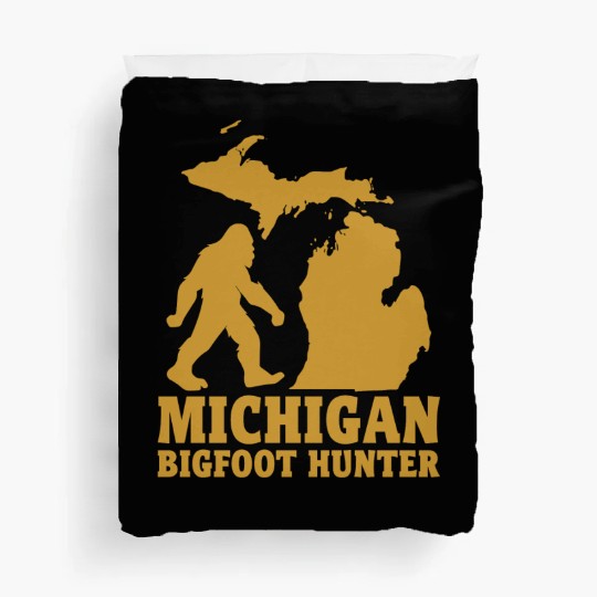 Michigan Bigfoot Hunter - Sasquatch enthusiasts Duvet Covers