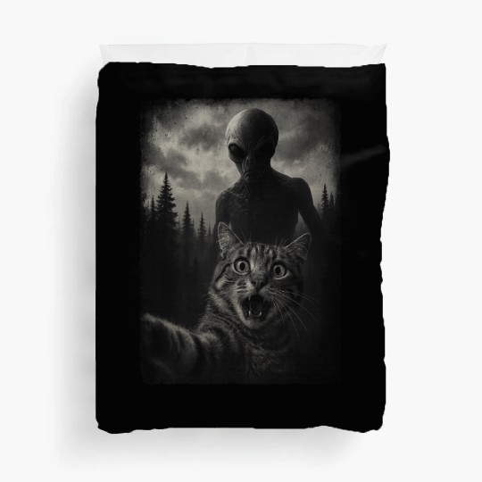 Alien Cat Selfie: Purr-fectly Spooky Encounter Duvet Covers
