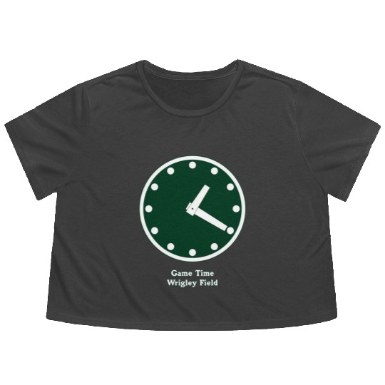 WRIGLEY FIELD SCOREBARD CLOCK IS CHICAGO CUBS GAME Flowy Cropped Tees