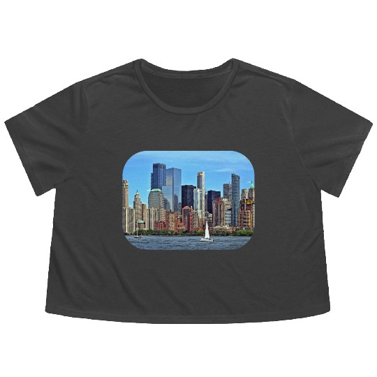 Manhattan NY – Sailboat By Manhattan Skyline Flowy Cropped Tees