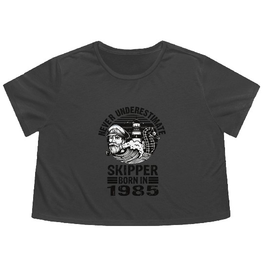Never Underestimate Skipper Born In 1985 Flowy Cropped Tees