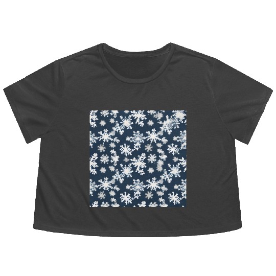 Snow pattern on navy blue background Flowy Cropped Tees