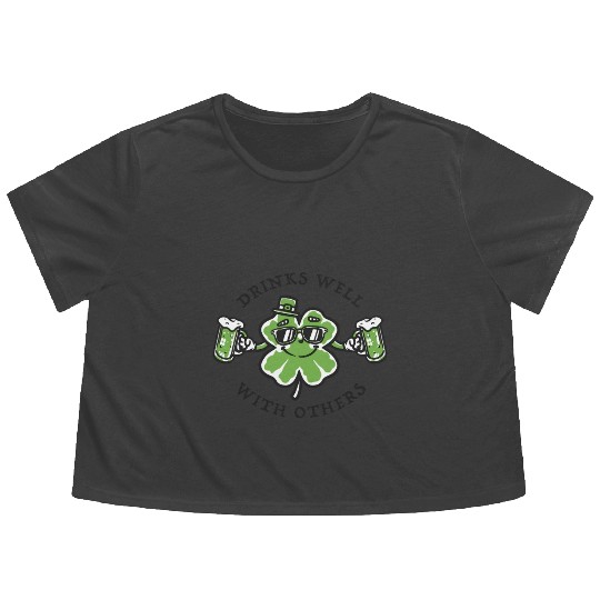 Drinks Well Funnyin St. Pattys Day Drinking Flowy Cropped Tees