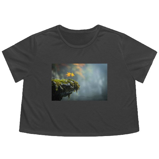 Autumn Leaves on Mossy Rock Cliff Edge Flowy Cropped Tees
