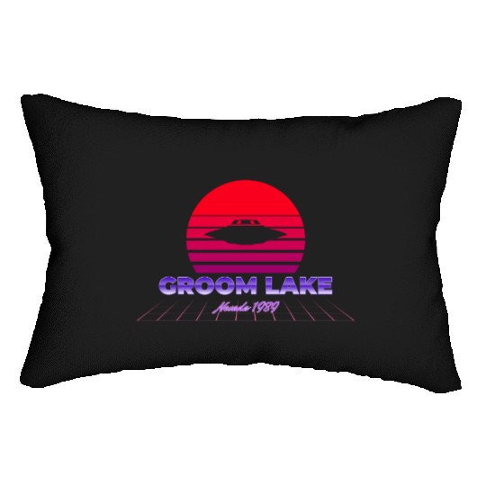 Area 51 Groom Lake 1947 Retro UFO Sunset Violett Lumbar Pillows
