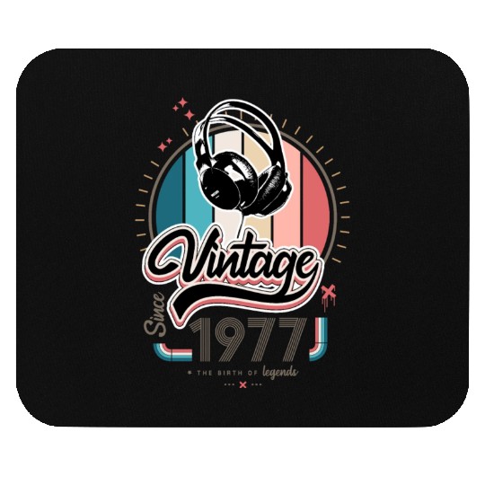 Vintage since 1977 headphones Mouse Pads