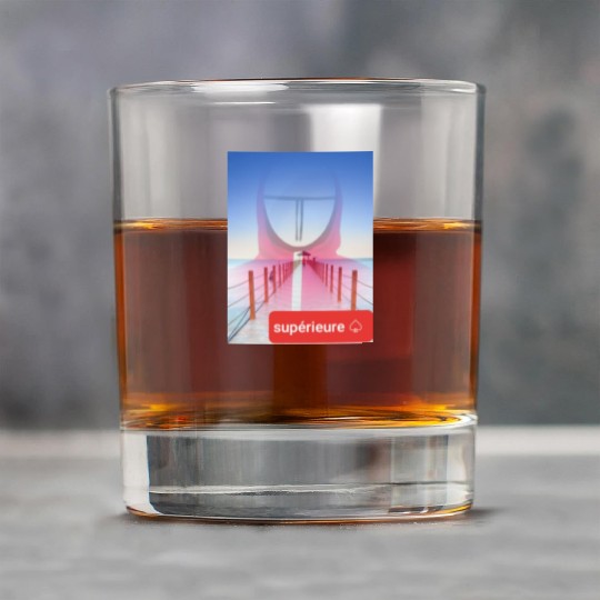 Jolie Rock Glasses et pull-over tendance du moment