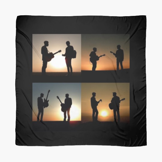 coucher du soleil avec amis avec leur guitar Scarves