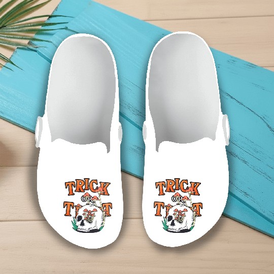 Trick or Treat People With Kindness Skeleton Hallo Slip On Clogs