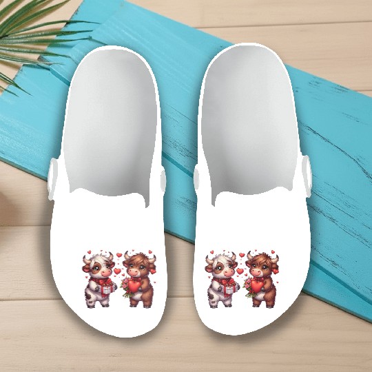Cute cartoon valentines highland cow Slip On Clogs