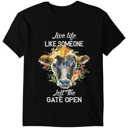 Discover Cattle Cow Funny Country Heifer Cow with Flowers Farm Farmer Girl 1 T-Shirts
