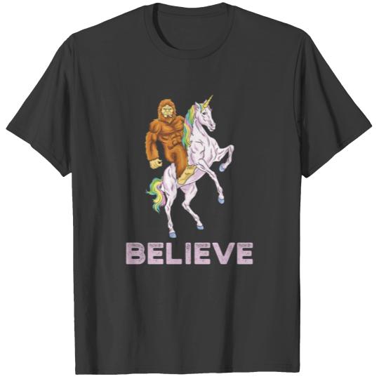 Discover Bigfoot Unicorn Sasquatch saw me nobody believe T-shirt