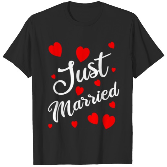 Discover Just Married with red hearts T-shirt
