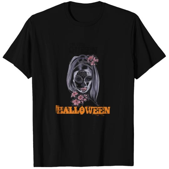 I'M THE QUEEN OF HALLOWEEN T-shirt
