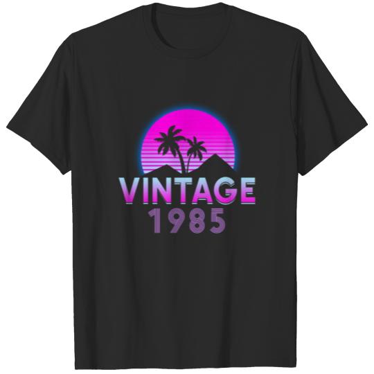 Discover Retrowave Vintage 1985 Birthday Gift Idea T-shirt