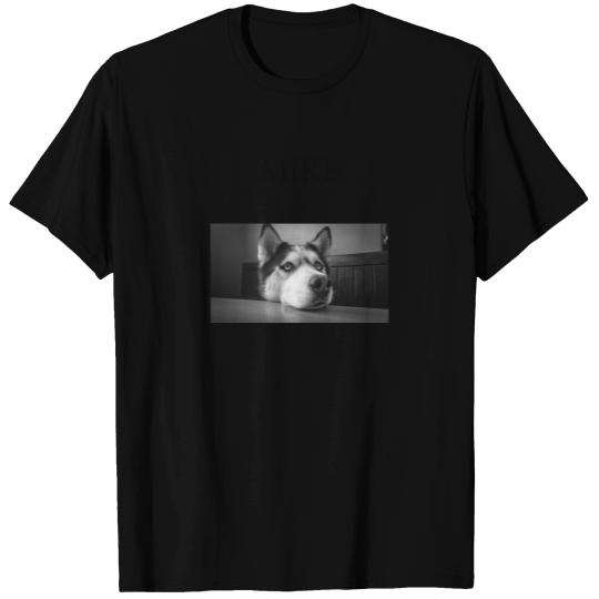 Husky dog , personalized name. T-shirt