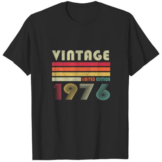 Discover Vintage 1976 46 Years Old Men Women Retro 46Th Bir T-shirt