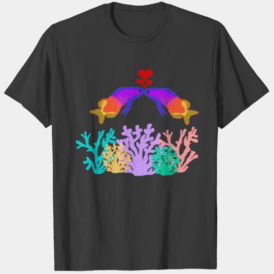 Royal Gamma kissing over the coral T-shirt