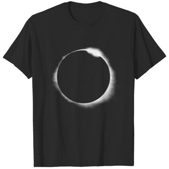 Discover Eclipsed Moon Full Moon Black T-shirt