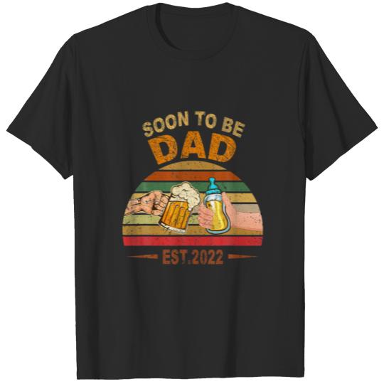 Discover Mens Soon To Be Dad 2022 Daddy Drinks Beer Funny F T-shirt
