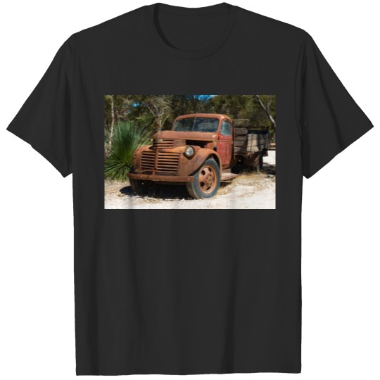 Discover Rusty old truck abandoned in outback Australia. T-shirt