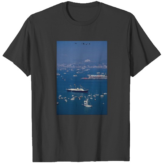 Royal yacht "Britannia" arriving in Victoria Harbo T-shirt