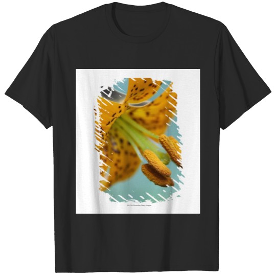 Discover Close Up of a Yellow Lily T-shirt
