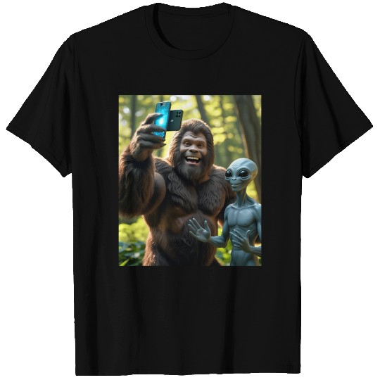 BIGFOOT TAKING A SELFIE WITH AN ALIEN 1 T Shirts